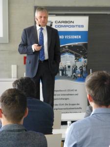 Prof. Hubert Jäger, Vorstandsvorsitzender des CCeV und Vorstands-Sprecher des Instituts für Leichtbau und Kunststofftechnik (ILK) der TU Dresden, sprach vor über 50 Fachleuten beim Thementag von CC Bau in Augsburg