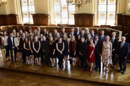 2017-164pe-DSPAAbsolventenNachlauf_JH_Foto-Gruppenbild_Studiengang_Public_Administration_Ha.jpg