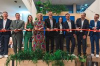 x-tention bei der feierlichen Eröffnung des neuen Headquarters mit Mag. Dr. A. Rabl, Bürgermeister der Stadt Wels (2.v.l.), K. Inhof, Fernsehmoderatorin & Sportjournalistin, Mag.a C. Haberlander, Landeshauptmann-Stellvertreterin v. Oberösterreich (4.v.l.)