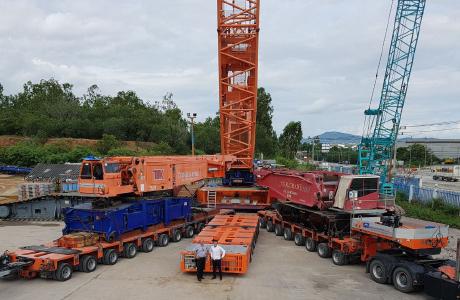 Goldhofer Regional Director of Sales, Jean Philippe Martin, hands over the new »ADDRIVE« to Managing Director of MEGTRANS AND SERVICE CO. LTD. Meatharphatt Tanawattanachaiyabul / Photo by Goldhofer