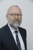 Prof. Dr. Herfried Münkler ist Politikwissenschaftler mit dem Schwerpunkt Politische Theorie und Ideengeschichte. Er lehrte als Professor für Theorie der Politik am Institut für Sozialwissenschaften der Humboldt-Universität zu Berlin.​