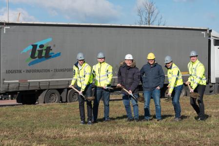 Mit dem ersten Spatenstich haben (v.l.) die Bauherren Julian Lachnitt, Assistent des Vorstands der L.I.T. AG, und Torsten König, Leiter der Buchhaltung der L.I.T. AG, der zuständige Bauunternehmer Dirk Niemann, Architekt Steffen Schöne sowie die Bauherren Simeon Breuer, Geschäftsführer der L.I.T. Speditions GmbH, und Kai Wullbrandt, Geschäftsleiter der L.I.T. Minden, den Baubeginn des neuen Bürogebäudes in Minden offiziell eingeläutet. (Foto: L.I.T.)