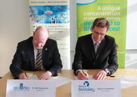 Dr. Ralf Kindervater, BIOPRO Baden-Württemberg, und Didier Frommweiler, Alsace BioValley, legen mit ihrer Unterschrift die Basis für eine Fortsetzung der erfolgreichen Zusammenarbeit beider Organisationen.