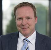 Michael Strommer (SMC) und Claudio Aragon (Brammer) freuen über die Verstärkung der schon seit 12 Jahren andauernden Zusammenarbeit. Die Premium-Partnerschaft soll sich für Endkunden durch schnellere Produktverfügbarkeit, Steigerung der Anlageneffizienz und Kostensenkungen auszahlen (Foto: SMC Pneumatik GmbH)