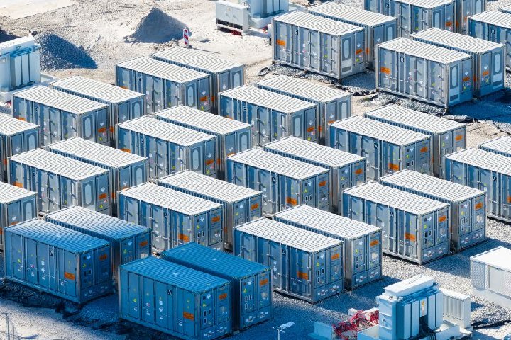 Batteriespeicher intelligent vermarkten: Green Planet Energy verknüpft TOP-Energy mit Python-Simulationen
