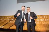 Freuen sich über den iF Design Award 2018 in Gold (v. l.): Björn Barlage, Entwicklungsingenieur Lüftungssysteme und Henning Köln, Leiter Produktmanagement Lüftung von Schüco / Foto: Roman Thomas