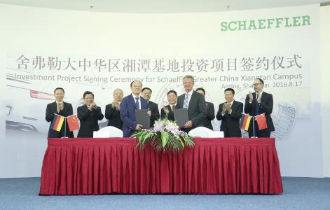 The agreement was signed in the presence of Dr. Yilin Zhang, CEO of Schaeffler Greater China (second row, 4th from right) and Jianfei Zhang, vice governor of the Hunan province (second row, 4th from left) by Günther Werner, COO of Schaeffler Greater China (front right) and Sun Yinsheng, Party Secretary of the Xiangtan Economic and Technology Development Zone of Hunan Province (front left) (Photo: Schaeffler)