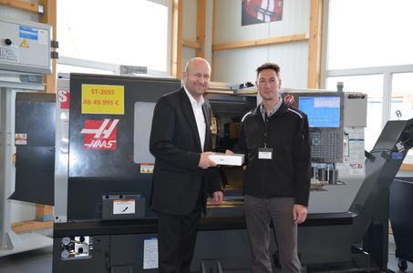 Vorstand Martin Dreher mit iPad-Gewinner Michael Wiesner