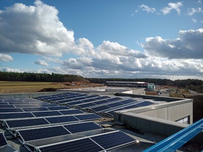 Luftaufnahme der 80,945 kWp großen Photovoltaikanlage auf dem Alfatec GmbH & Co. KG Firmengebäude © iKratos