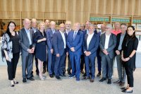 Ehrenpräsident Harald Unkelbach (Mitte), Die Präsidentin der IHK Heilbronn-Franken, Kirsten Hirschmann (links), und Hauptgeschäftsführerin Elke Dö-ring (rechts) zeichneten verdiente Ehrenamtler und langjährige Mitglieder der Vollversammlung im Museum Würth 2 in Künzelsau aus.