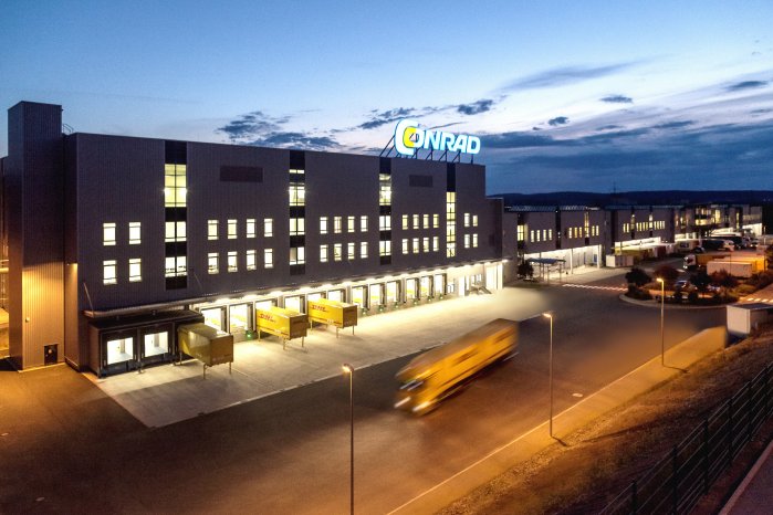 CRD404_Conrad_Logistikzentrum_bei_Nacht.jpg