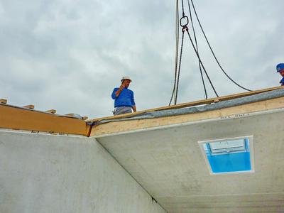 Die Montage eines Massivdachelements dauerte weniger als acht Minuten. Pro Dach wurden vier je 4,3 Meter breite (entspricht der Hausbreite) und bis zu 3,5 Meter lange Elemente benötigt.