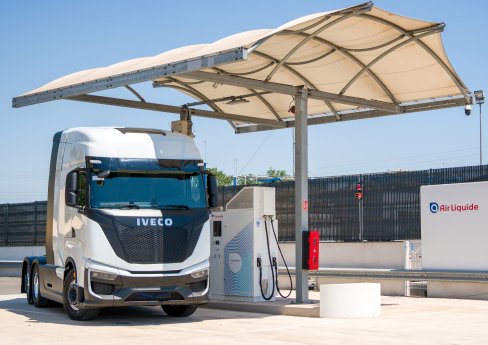 Air_Liquide_H2Station_with_IVECO_FCEV_Heavy_Duty_Truck.jpg
