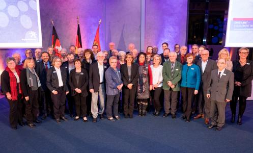 So sieht ehrenamtliches Engagement in der Region Hannover aus: Die geehrten Ehrenamtlichen mit der stellvertretenden Regionspräsidentin Petra Rudszuck / Foto: Claus Kirsch, Region Hannover
