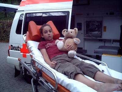 Erster Trost, wenn die Eltern nicht da sind: ein Benny-Bär vom Verein „Kleine Patienten in Not e.V.“.
Bild: Kleine Patienten in Not e.V.