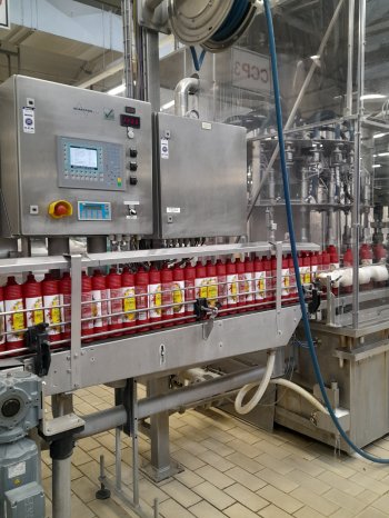 Einlauf in den Flaschenabfüller und Verschließer.jpg