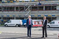 Bernd Fröhlich, Vorstandsvorsitzender der Sparkasse Mainfranken Würzburg (links), und SKZ-Institutsdirektor Prof. Martin Bastian bei der Spendenübergabe vor der Modellfabrik in Würzburg-Lengfeld. Dort wird auch die neue Krippe entstehen / Foto: SKZ