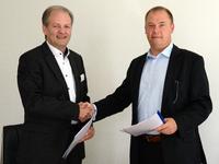 Arno Weichbrodt (Vorstand SIV.AG) und Steffen Scholz (r.) (Geschäftsführer procilon) nach der Vertragsunterzeichnung
