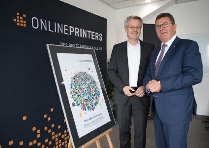 Dr. Michael Fries (l.), CEO von Onlineprinters/diedruckerei.de, überreicht Auflage Eins des Kunstdrucks „Customer Globe“ an den Bayerischen Staatsminister für Wirtschaft, Energie und Technologie, Franz Josef Pschierer. Dieser stattete der Onlinedruckerei Ende August einen Besuch ab und gratulierte zum millionsten Kunden. (Copyright: Onlineprinters GmbH)