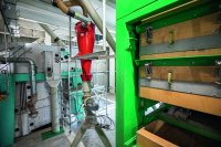 Der Zyklonabscheider mit Weiche (links) erlaubt die Rückführung von „Gutmate-rial“ in die Anlage. Rechts ein Teil der Saatgutaufbereitungsanlage.