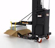 ServerLIFT hebt schwere Last vertikal aus der Kiste heraus.