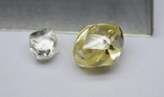 Lucapa Diamond - 25-karätiger gelber Schmuckstein aus Neck Zone in Mothae neben 6-karätigem Diam.jpg