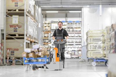 Beste Manövrierfähigkeit, Ergonomie und Robustheit: Der Deichselkopf mit Körperschutztaster, Batterieanzeige und einfach zu erreichenden Drucktasten für die verschiedenen Fahrmodi ist bequem bedienbar und bietet beste Kontrolle über den TrolleyMover 4W 15 (Foto: STILL GmbH)