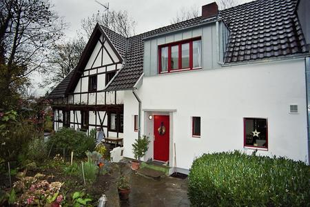 Komplett saniert: Der Mauerwerksbau aus den 1960er Jahren grenzt an ein altes Fachwerkhaus (links). (Foto: Achim Zielke für INTHERMO)