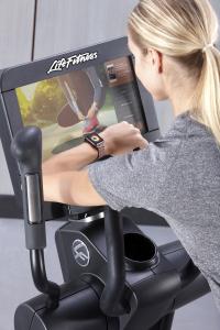 Die Discover SE3 HD Tabletkonsole von Life Fitness verbindet sich automatisch mit der Apple Watch. So können Trainierende die exakten Messungen ihres Ausdauer-Workouts noch einfacher auf-zeichnen und auswerten