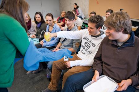 COACHING4FUTURE veranschaulicht im Rahmen der interaktiven Präsentationen innovative Textilausrüstungen – zum Beispiel nanobeschichtete und damit wasserabweisende Stoffe, neue Webtechniken oder biokompatible Fasern für Implantate