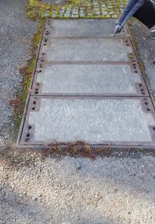 Damit auch schwere Stahlbeton- oder Beton-Guss-Abdeckungen unkompliziert und schnell ersetzt werden können,