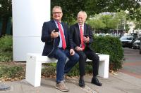 Regionspräsident Hauke Jagau (links) und Sparkassenvorstand Dr. Heinrich Jagau testen die Solarbank vor dem Regionshaus. Foto: Region Hannover