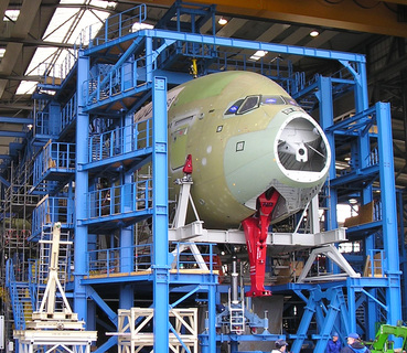 Testgerüst für Belastungsversuche des neuen Giganten der Lüfte, Airbus A380. Für Konstruktion, Fertigung, Farbkonservierung und Montage zeichneten die Calbenser Spezialisten verantwortlich/Foto: Stahlbau Calbe