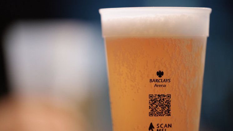 Bis zu 14.000 Mehrwegbecher gehen im Schnitt pro Veranstaltung über die Theke.png