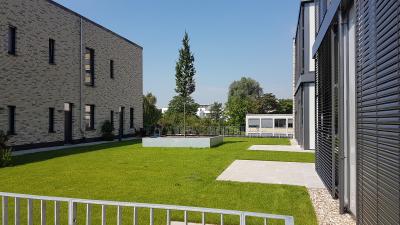 The low level of the doors requires a green roof system with a build-up that is not too high. The solution was the ZinCo system build-up “Roof Garden” with Aquatec®. Source: GRÜN+DACH / ZinCo