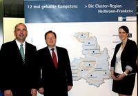 Die IHK Heilbronn-Franken präsentiert in einer Ausstellung die Vielfalt der regionalen Wirtschaft. V.l.n.r.: Clusterforscher und Buchautor Professor Dr. Peter Kirchner, IHK-Geschäftsführer Peter Schweiker, IHK-Clusterreferentin Christiane Ballreich