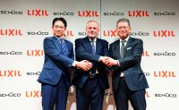 (v. l. n. r.) Satoshi Yoshida, Executive Officer, LIXIL Housing Technology (LHT), LIXIL, Andreas Engelhardt, persönlich haftender Gesellschafter der Schüco International KG, und Kinya Seto, Präsident und CEO von LIXIL