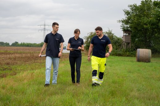 Auf dem Bild sind zu sehen (von links), Benjamin Hocanin, Werkstudent NETZinspect, Dr. Sophie Cr.jpg