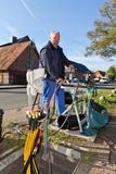 Kabelmonteur Detlef Riske transportiert die Glasfaserleitung durch ein Röhrchen ins Haus des Kunden. Foto: WEMAG/Rudolph-Kramer