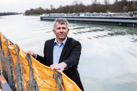 Klimaschutz und Klimafolgenanpassung in einem Produkt - Hartmut Wibbeler, Geschäftsführer der Aquaburg Hochwasserschutz GmbH aus Münster, weiß, wie es geht. Foto: EFA