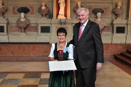 Ms Katharina Wiedemann and Ministerpräsident Horst Seehofer, Image source: Bavarian State Chancellery/Rolf Poss