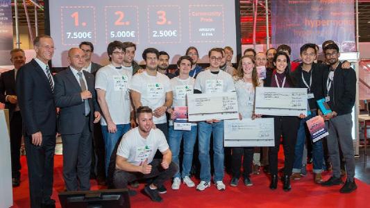 Preisverleihung mit Staatssekretär Rainer Bomba (2. v.l.): das Rhein-Neckar-Team in weißen T-Shirts (Foto: Bundesministerium für Verkehr und digitale Infrastruktur)