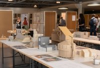 Einblicke in die Jahresausstellung der School of Architecture Bremen im Foyer der HSB am Neustadtswall. Bei der Eröffnung am 24. August 2024 waren zahlreiche Besucher:innen