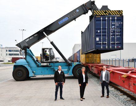 PM NORDFROST_NORDFROST wickelt Direktzug aus China im Containerhafen Wilhelmshaven ab.jpg
