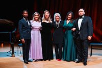 Die ehemaligen DEBUT-Teilnehmerinnen und Teilnehmer (v.l.n.r.): Sakhiwe Mkosana, Karolina Bengtsson, Freya Apffelstaedt, die künstlerische Leiterin Clarry Bartha, Caterina Marchesini und Albidin Kudaibergen. © DEBUT Concerts GmbH / Michael Pogoda