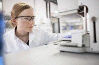 Sustainable research and focus on innovation: ALTANA employee at work in the laboratory.