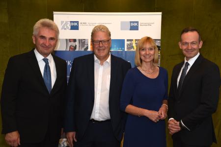 v.l.n.r.: Prof. Dr. Andreas Pinkwart (NRW-Wirtschaftsminister), Stefan Hagen (Präsident der IHK Bonn/Rhein-Sieg), Susanne Szczesny-Oßing (Präsidentin IHK Koblenz), Dr. Volker Wissing (Minister für Wirtschaft, Verkehr, Landwirtschaft und Weinbau des Landes Rheinland-Pfalz), Quelle: JoHempel Photography