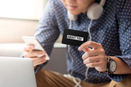 Ab sofort ABOUT YOU Geschenkkarte im deutschen Einzelhandel kaufen und im Webshop vom Start-up einlösen