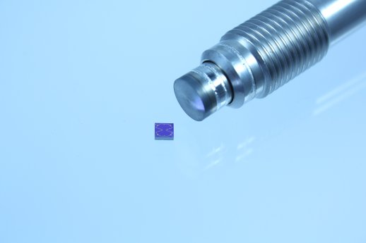 Hochtemperatur-Sensor für Extrusionsanlagen SOI-Chips (links) und Gehäuse (rechts)_Copyrigh.JPG