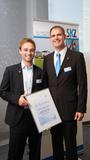Institutsdirektor Prof. Dr.-Ing. Martin Bastian (re.) gratuliert Patrick Limbach zur herausragenden Diplomarbeit
